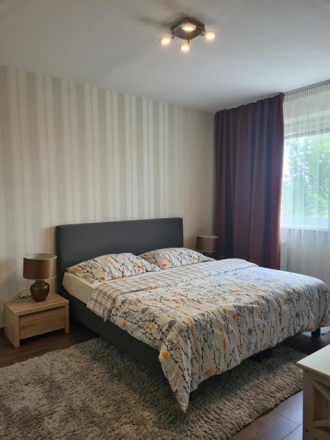 科马尔诺Apartman Valentin公寓 外观 照片
